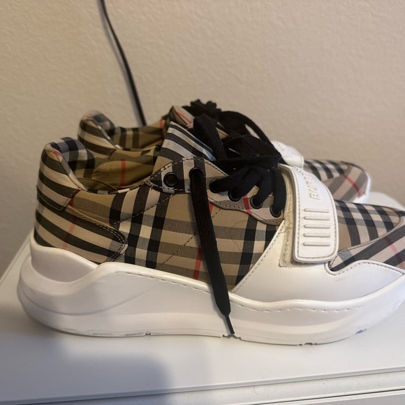 Burberry shoes size 10(43) good shape, no scrapes scratches or dings - Picture 4 of 7